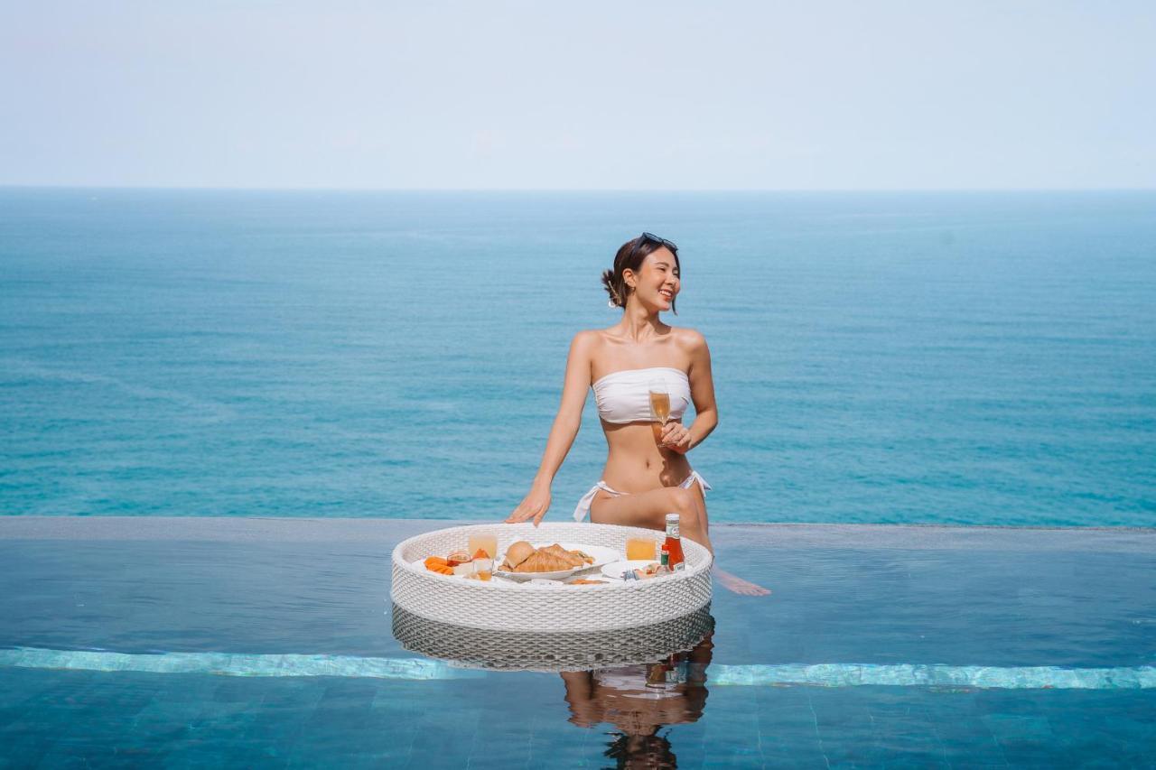 The Shore At Katathani - Adult Only - Sha Extra Plus Praia de Kata Exterior foto A woman at a pool